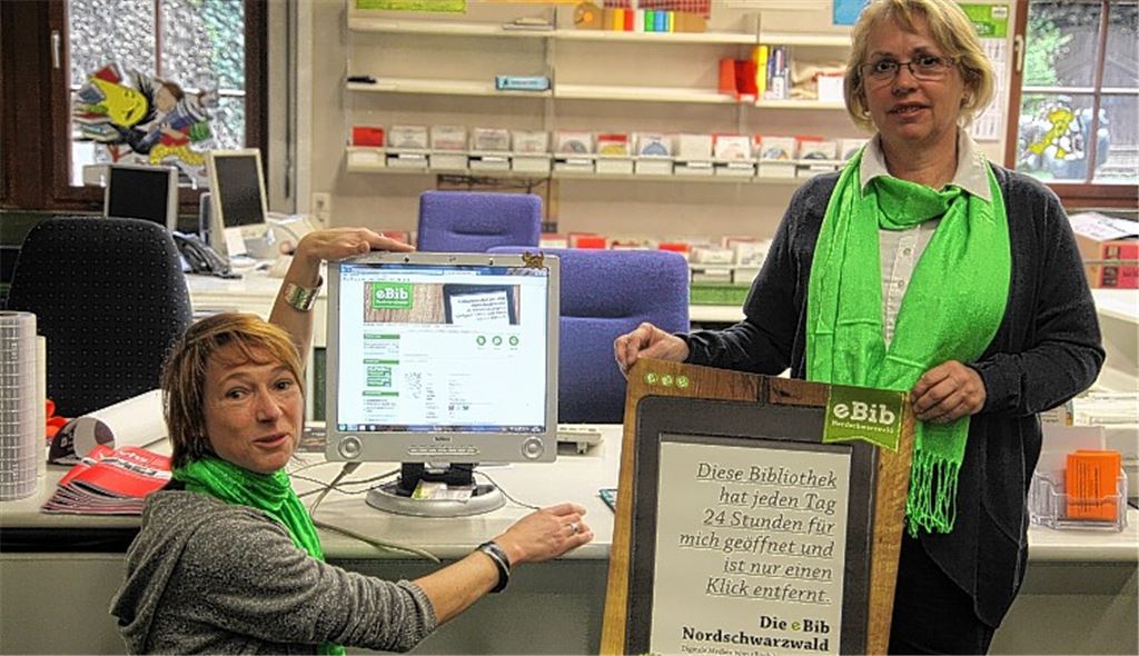 Stolz präsentieren Claudia Heiler (li.) und Christina Bröhl die neue „Onleihe“ der eBib Nordschwarzwald.