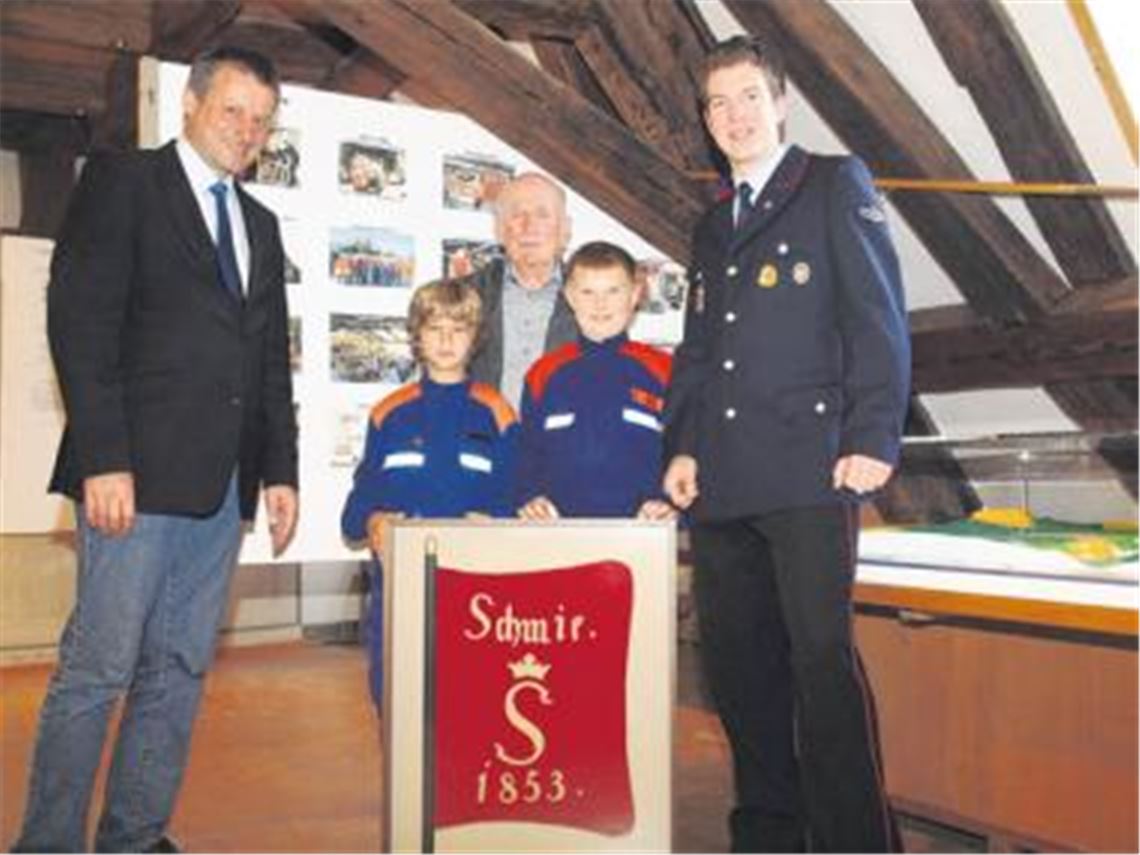 Stolz präsentieren die beiden Nachwuchs-Floriansjünger Maximilian Ludwig (re.) und Denny Engelhardt die Standarte der Pflichtfeuerwehr. Mit auf dem Bild sind der Abgeordnete Hans-Ulrich Rülke (v. li.), Ewald Link und Abteilungskommandant Ronald Richter. Foto: Appich