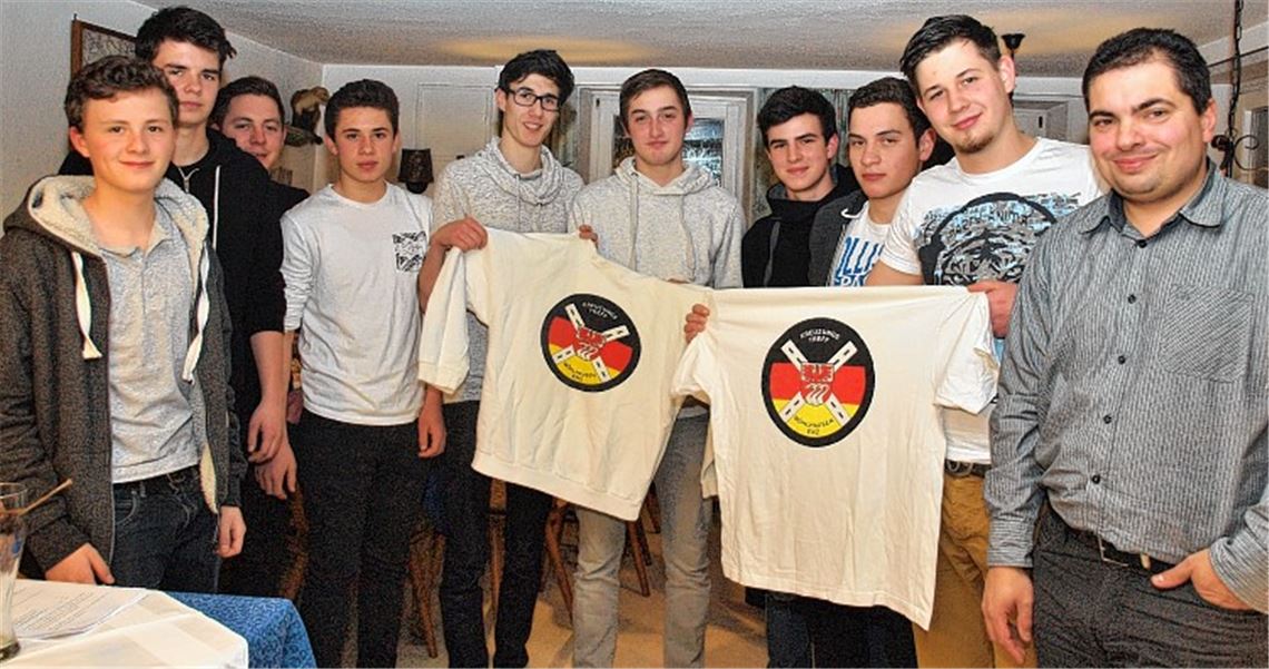 Stolz präsentieren die neu gewählten Funktionsinhaber die Shirts des ehemaligen Jugendtreffs „Kreuzungstreff“. Foto: Appich