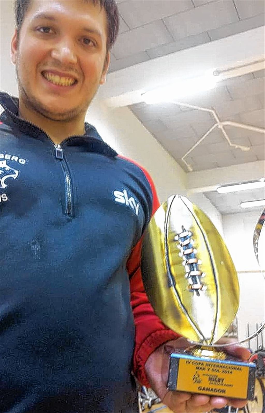 Stolz präsentiert Beyzade Yildirim die Trophäe, die ihn als besten Spieler des „Mar y Sol Pokal“ ausweist. Mit der deutschen Nationalmannschaft feiert der Enzberger auf Teneriffa den Turniersieg.