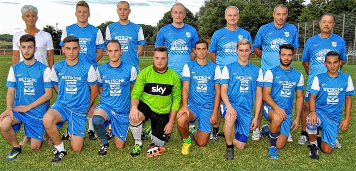 Stolz präsentiert Spielleiter Rafael Fernandez (hintere Reihe li.) beim Trainingsauftakt die Neuzugänge beim FV Knittlingen. Rechts neben ihm Spielertrainer Daniel Bühler, daneben (v. li.) Co-Trainer Sören Paseka, Kai Maiger, Holger Poppeck (beide für die zweite Mannschaft verantwortlich) sowie die beiden Teambetreuer Thomas Schmid und Uwe Reichstetter. Vordere Reihe (v. li.): Ugur Bozgut, Philipp Bickel, Kai-Uwe Faas, Dirk Schwarzenbrunner, Yannick Weber, Yannick Weiss, Samet Uzun, Tolonay Duman.