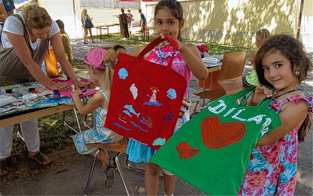 Stolz zeigen zwei kleine Malerinnen ihre bunten Einkaufstaschen. Foto: Filitz