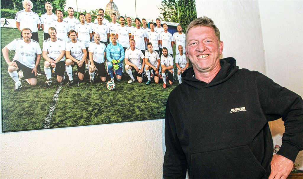 Stolz zeigt Michael Kern das Bild der Nationalmannschaft der Winzer, auf dem er vorne knieend als 4.v.re. zu sehen ist. Foto: Prokoph