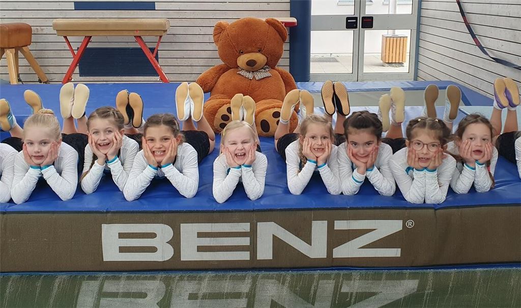 Stolze Medaillengewinnerinnen: die Turnerinnen des TV Neulingen starten in der Altersklasse 8. Foto: Kiefer