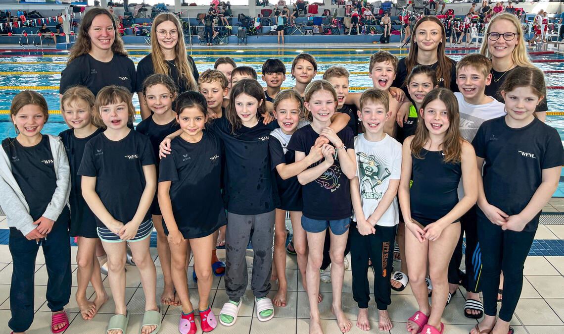 Stolze Nachwuchs-Schwimmerinnen und -Schwimmer: Die Fördergruppen mit ihren Trainerinnen. Foto: privat