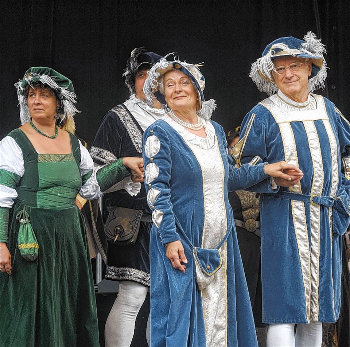 Stolze Patrizier in prächtigen Gewändern zeigen dem gemeinen Volk ihre Tänze.