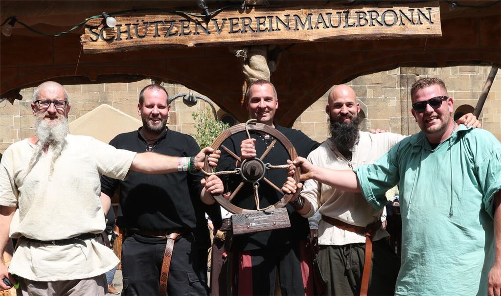 Stolze Schützen mit Wagenrad. Foto: privat