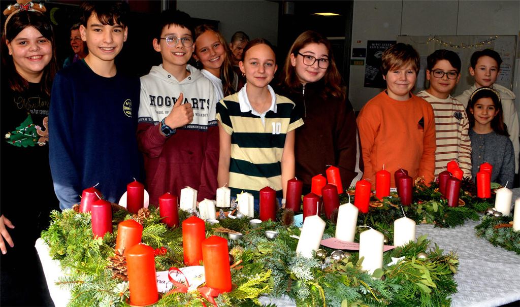 Stolze Verkäufer: Adventskränze der 6b sind gefragt. Fotos: Stahlfeld