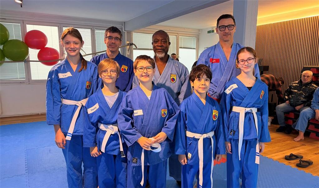 Stolze Vovinam-Kampfkünstlerinnen und -künstler mit ihren Meistern: Liz Schanz, Henry Klassen, Stefan Wirbatz, Maximilian Lischko, Meister George Kwesi Appiah, Vinh Anh Wirbatz, Meister Mark Holzwarth und Sanja Schramm (v.li.). Fotos: Klassen