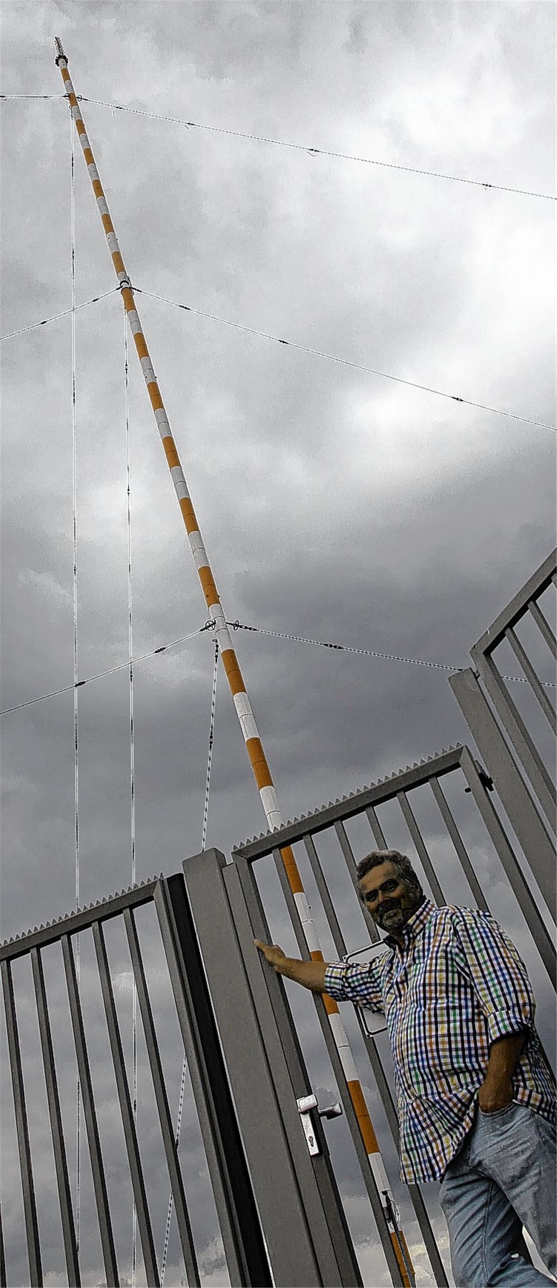 Stopp! Frank-Ulrich Seemann und sein Förderverein wollen trotz der negativen Signale aus dem Gemeinderat weiter gegen einen Abbruch des großen Sendemasts kämpfen.