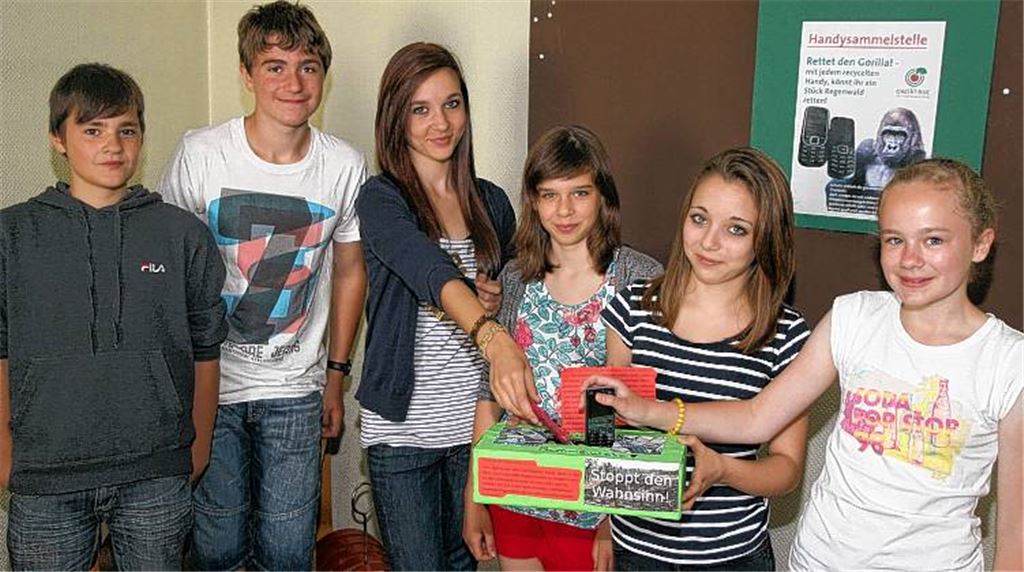„Stoppt den Wahnsinn“, fordern (v. re.) Bianca Lange, Melissa Wiedmann, Anja Behrendt, Marielle Murschel, Christian Pichler und Lars Zierheim. Gemeinsam mit ihren Klassenkameraden aus der R7a wollen sie ausgediente Handys einsammeln, die dann recycelt werden sollen. Foto: Goertz