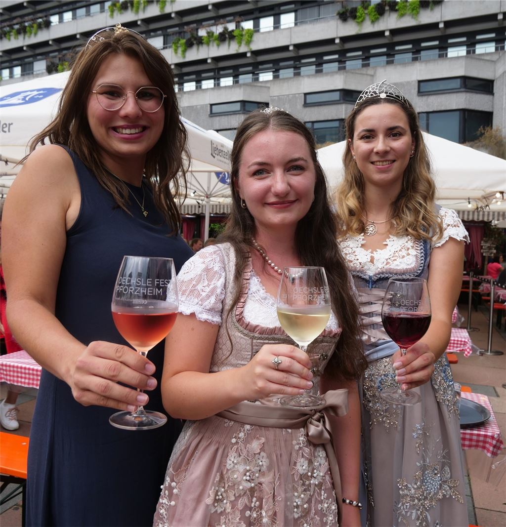 Stoßen auf das Oechsle-Fest an: die Weinhoheiten Tamara Elbl, Nadine Schmid und Sofia Hartmann (v. li.). Foto: Friedrich