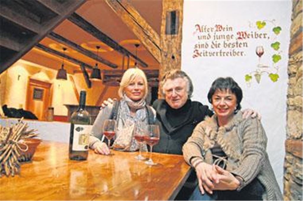 Stoßen mit dem eigenen Wein auf ihre Schänke an: Schlossherr Roland Rauschmayer mit Ehefrau Lilo Rauschmayer (li.) und Tochter Andrea Rauschmayer-Fleischer, die die Veranstaltungen und Feste in dem rustikalen Schmuckstück koordinieren wird. Neben den Gesellschaften, die die Räume für Feiern anmieten, versprechen die Gastgeber auch Events für die Öffentlichkeit.
Foto: Disselhoff

