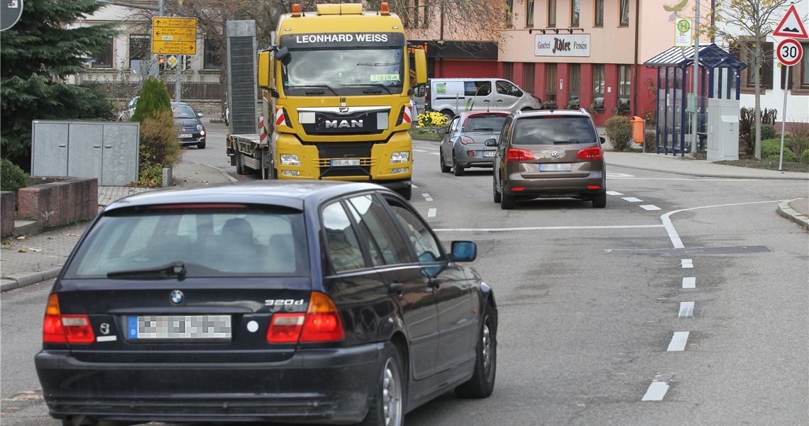 Umgehungsstraßen bewegen Gemüter Stoßstange an Stoßstange: Dieses Bild ist an einem Montag um 14 Uhr an der Bauschlotter Ortsdurchfahrt entstanden. Foto: Goertz