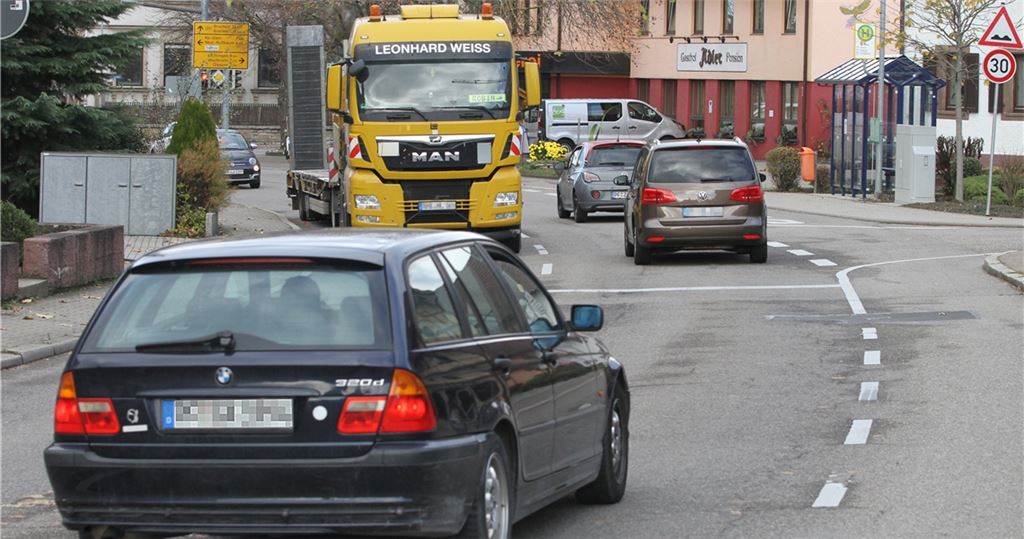 Stoßstange an Stoßstange: Dieses Bild ist an einem Montag um 14 Uhr an der Bauschlotter Ortsdurchfahrt entstanden. Foto: Goertz