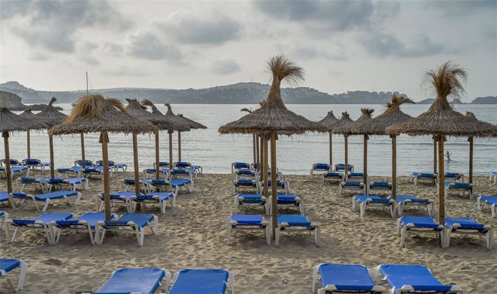 Strände auf Mallorca setzen auf Online-Reservierungssysteme – wer keine Buchung hat, darf oft nicht auf leere Liegen.
