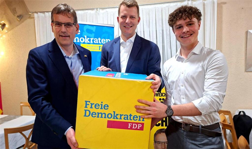 Strahlen Zuversicht für die bevorstehende Landtagswahl aus (v.li.): der FDP-Enzkreis-Abgeordnete und Kandidat Professor Dr. Erik Schweickert, der Vize-Parteichef Henning Höne und der neue Stadtverbandsvorsitzende Moritz Kraft. Foto: Bastian