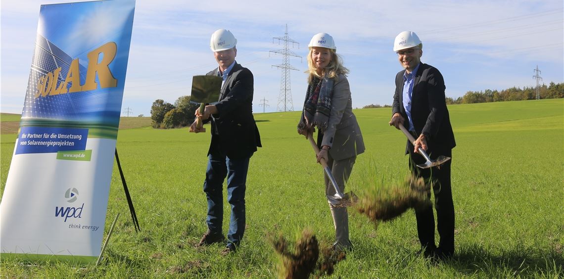 Strahlen mit der Sonne um die Wette: Bürgermeister Matthias Enz (v.li.), Ministerin Thekla Walker und wpd-Vorstand Dr. Hartmut Brösamle haben beim Spatenstich für den Solarpark Wiernsheim gut lachen, denn ab Januar werden – wenn alles nach Plan läuft – über 17000 Solarmodule für grünen Strom sorgen.Foto: Deeg