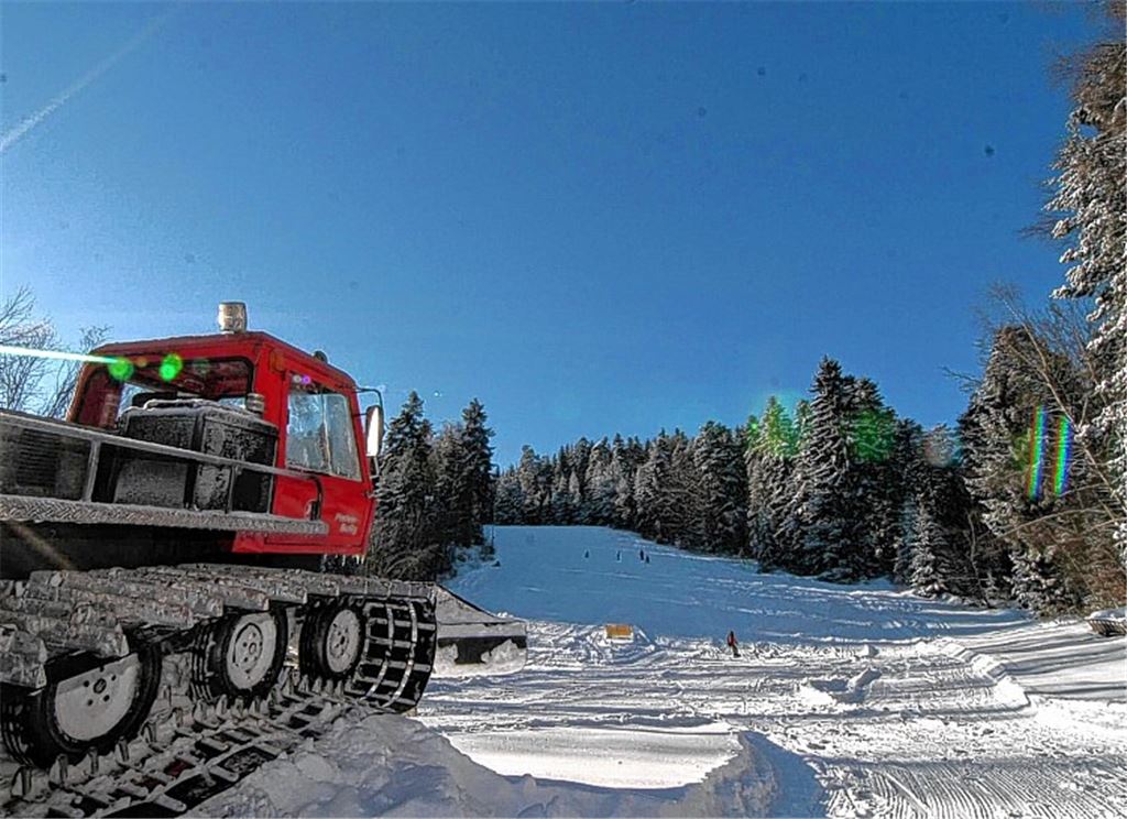 Strahlend blauer Himmel, viel Schnee und gut präpariert. So mögen die Skifans die Piste am Eulenloch in Schömberg am liebsten. Foto: privat
