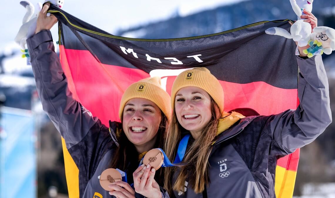 Strahlende Bronze-Gewinnerinnen: Coletta Rydzek (li.) und Laura Gimmler.