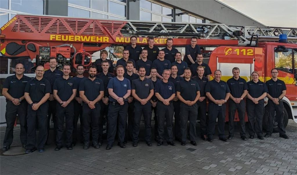 Strahlende Gesichter: 24 neue Führungskräfte sind bei einem Pilotprojekt in Mühlacker von Fachleuten ausgebildet worden. Foto: Enzkreis