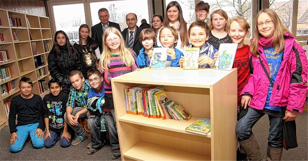 Strahlende Gesichter: Die Schüler freuen sich zusammen mit Schulleiter Petermann und Bürgermeister Eiberger über die neue Bücherei. 