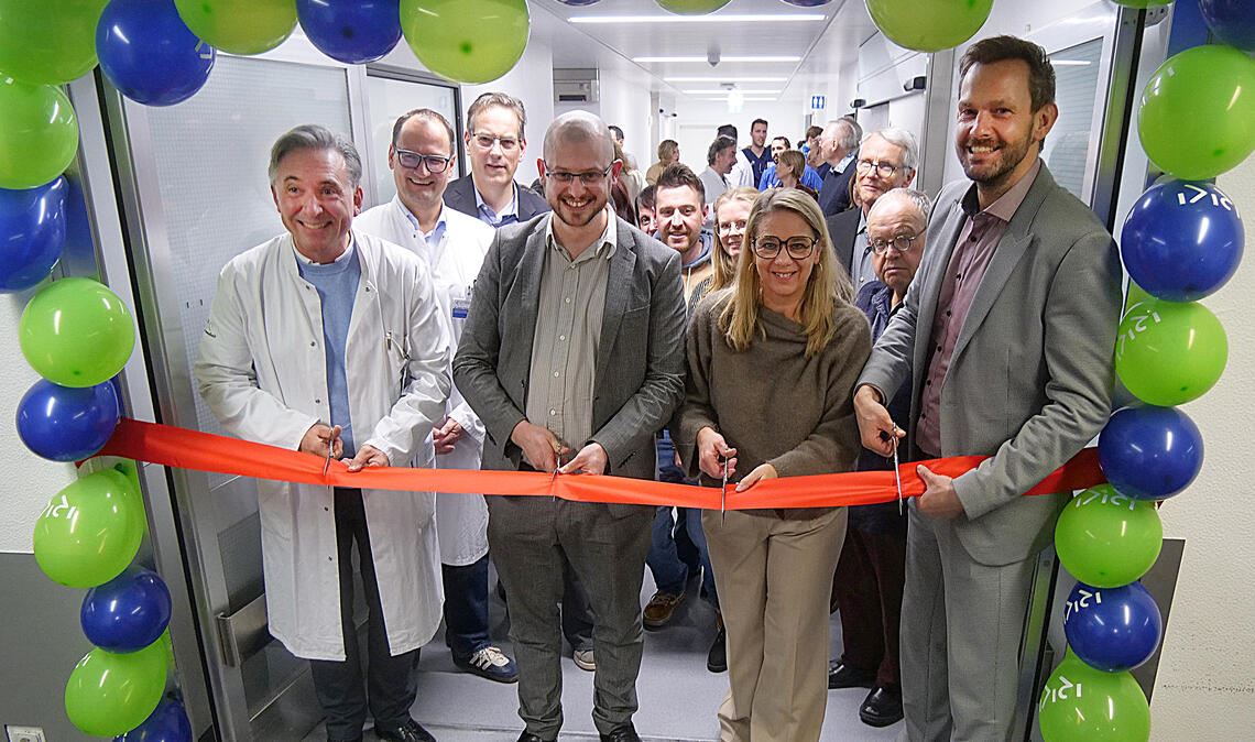 Strahlende Gesichter: Im Beisein des Teams und der Gäste schneiden Dr. René Gulden (v.li.), Fabian Bunzel, Daniela Lattuca und Bastian Rosenau das Band durch. Fotos: Friedrich