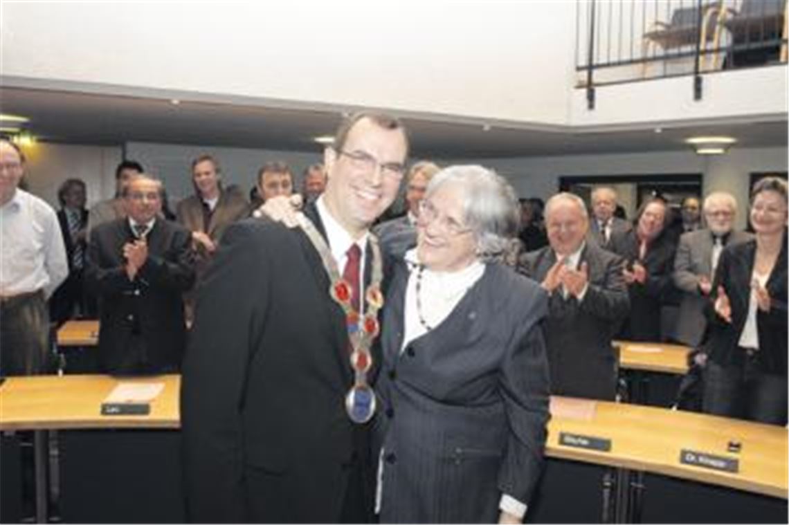 Strahlende Gesichter: Mühlackers frisch vereidigter neuer Oberbürgermeister Frank Schneider mit Amtskette, umarmt von Erika Gerlach, die als Erste ehrenamtliche OB-Stellvertreterin die Verpflichtung vorgenommen hat. Neben dem Gemeinderat nahmen zahlreiche Gäste  darunter Bürgermeister, Abgeordnete und Kirchenvertreter  an der Sondersitzung teil.
Foto: Tilo Keller
