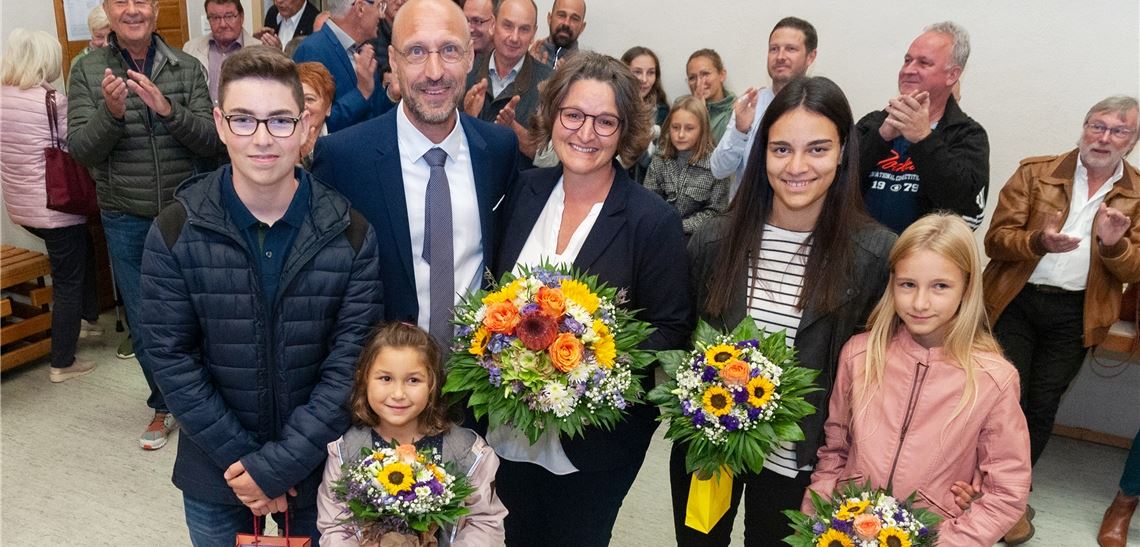 Strahlende Gesichter: Norman Tank mit seiner Frau und seinen vier Kindern, die sich über den deutlichen Wahlerfolg und die „Beförderung“ zum Bürgermeister sichtlich freuen.