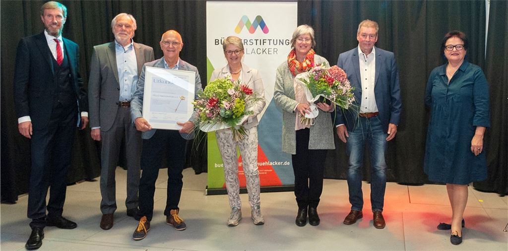 Strahlende Gesichter bei den Bürgerstiftungsverantwortlichen und den Preisträgern: Martin Sailer (v.li), Wolf-Dieter Fuchslocher, Georg Henle, Christina Henle, Claudia Bergmann, Hans Joachim Fischer und Elsbeth Rommel.Fotos: Fotomoment
