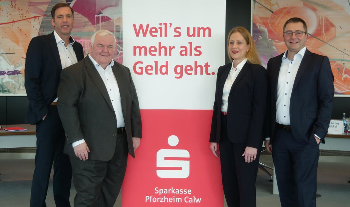 Strahlende Gesichter bei den Vorständen der Sparkasse Pforzheim-Calw (v. li.): Sven Eisele, Hans Neuweiler, Kerstin Gatzlaff und Dr. Georg Stickel. Foto: Friedrich