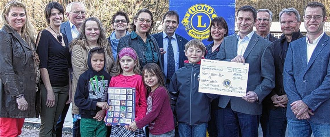 Strahlende Gesichter bei der Spendenübergabe: Die Erstauflage des Lions Adventskalenders hat sich als voller Erfolg zugunsten von Schülern erwiesen.