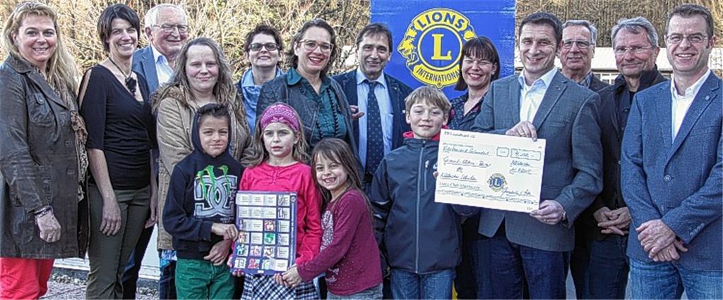 Strahlende Gesichter bei der Spendenübergabe: Die Erstauflage des Lions Adventskalenders hat sich als voller Erfolg zugunsten von Schülern erwiesen.