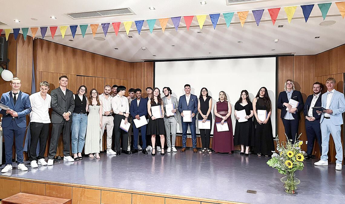 Strahlende Gesichter beim Abiturjahrgang 2024 an der Beruflichen Schule Mühlacker. Foto: Enzkreis/Andreas Dartenne
