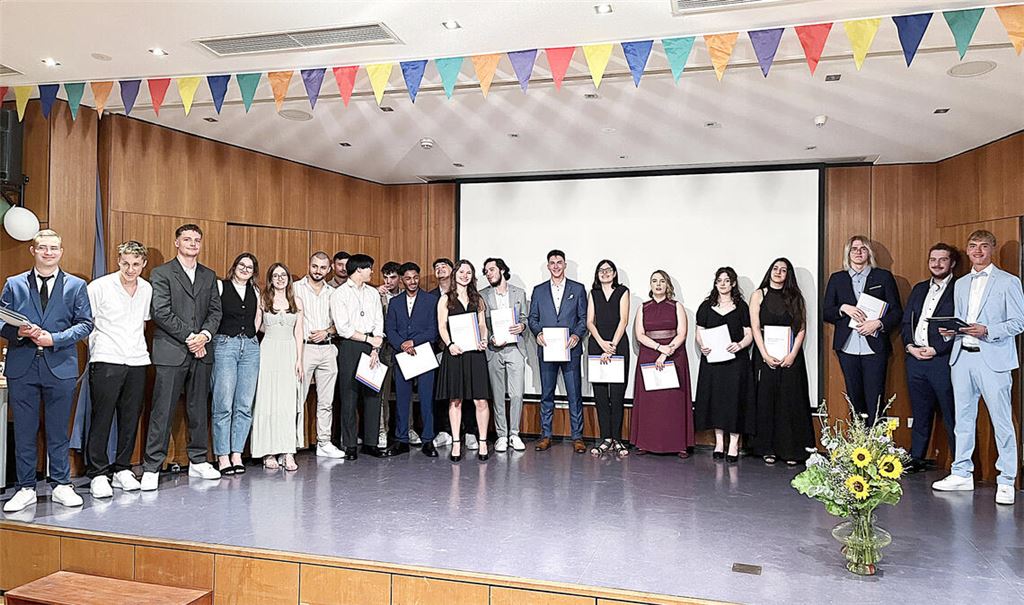 Strahlende Gesichter beim Abiturjahrgang 2024 an der Beruflichen Schule Mühlacker. Foto: Enzkreis/Andreas Dartenne