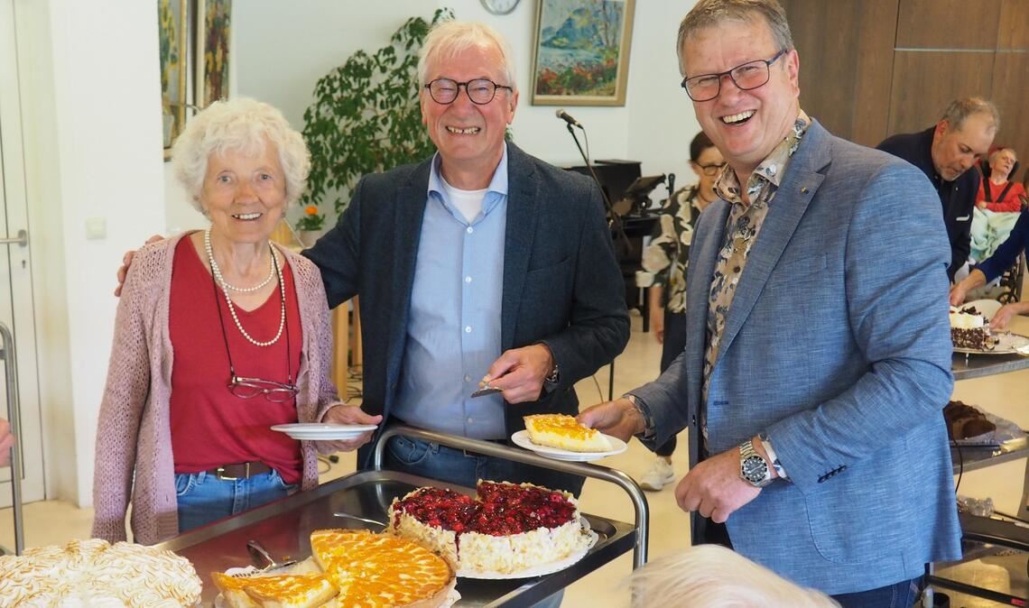 Strahlende Gesichter beim Frühlingsfest (v.re.): Rotary-Präsident Frank Jaggy, Rotarier Fritz Schäfer und St. Franziskus-Bewohnerin Majda Burkhardt. Foto: Müller