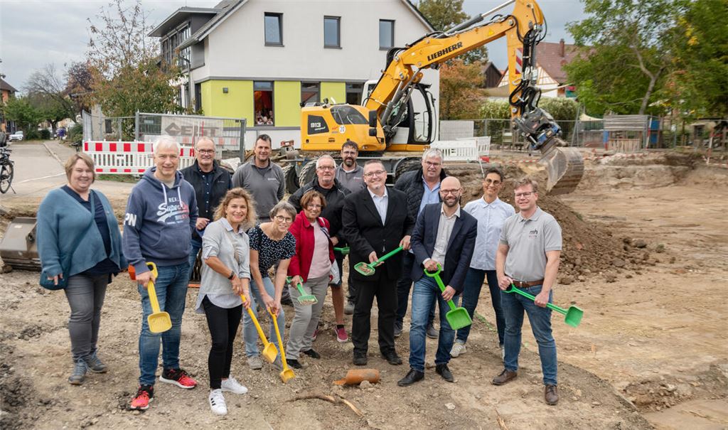 Strahlende Gesichter beim Spatenstich in der Fauststadt: Alexander Kozel (2.v.re. vorne), Pfarrer Bernhard Körner (li. daneben) sowie Vertreterinnen und Vertreter von Gemeinderat, Kindergarten, Bauunternehmen und Architekturbüro. Foto: Fotomoment