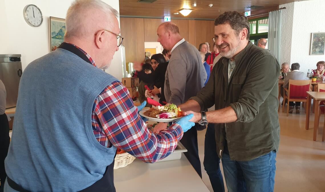 Strahlende Gesichter und eine entspannte Atmosphäre: die zweite Auflage der Mühlacker Vesperkirche wird als großer Erfolg gewertet.Foto; Schröder