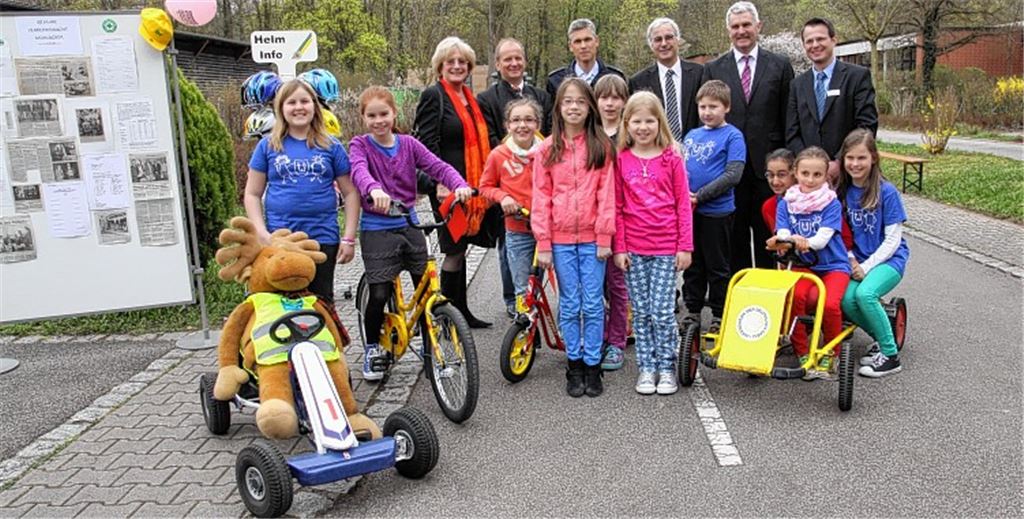 Strahlende Gesichter zum 40-jährigen Bestehen der Verkehrswacht Mühlacker und Umgebung. Die Jungen und Mädchen der Lomersheimer Wendlerschule haben offensichtlich Freude an den Fahrzeugen samt Plüschelch. Hintere Reihe (v. li.): Leitende Schulamtsdirektorin Renate Süß, Bürgermeister Winfried Abicht, Udo Buchholz, Chef des Polizeireviers Mühlacker, Verkehrswacht-Vorsitzender Helmut Scheible, Burkhard Metzger, Leiter der Polizeidirektion Pforzheim, und Oliver Müller, Leiter des Enzkreis-Verkehrsamts. 