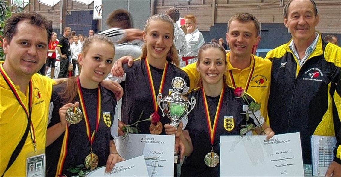 Strahlende Schwaben: Morina Ferat, Katja Schweier, Johanna Kneer, Anna Miggos, Landestrainer Lazar Boskovic und der Vizepräsident des Karateverbandes Baden-Württemberg Günther Mohr feiern gemeinsam den Mannschaftstitel (v. li.). Foto: privat