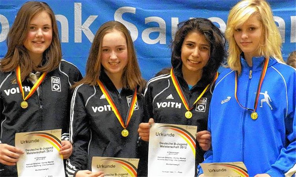 Strahlende Siegerinnen: Hannah Bröcher, Kristina Gsching, Ersatzfechterin Lilia Carducci (alle Heidenheim) und Karina Mantai (Illingen, v.li.). Foto: privat