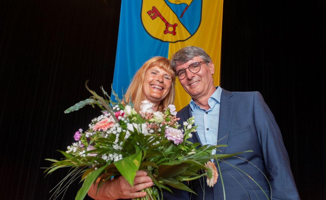 Strahlender Sieger einer knappen Wahl: Armin Pioch freut sich mit seiner Frau Susanne über den Vertrauensvorschuss, den ihm die Illinger Wähler gegeben haben. Fotomoment