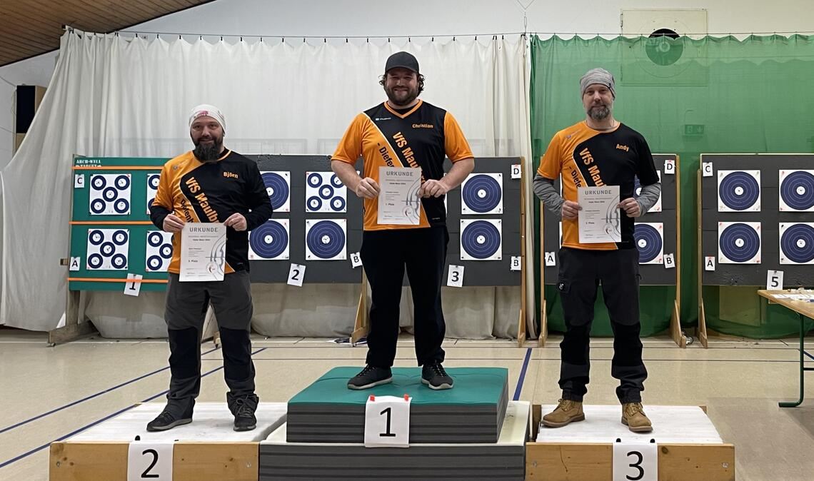 Strahlendes Trio auf dem Treppchen: Die VfS-Bogensportler Björn Riexinger (v.li.), Christian Combe und Andreas Gedamke. Fotos: privat