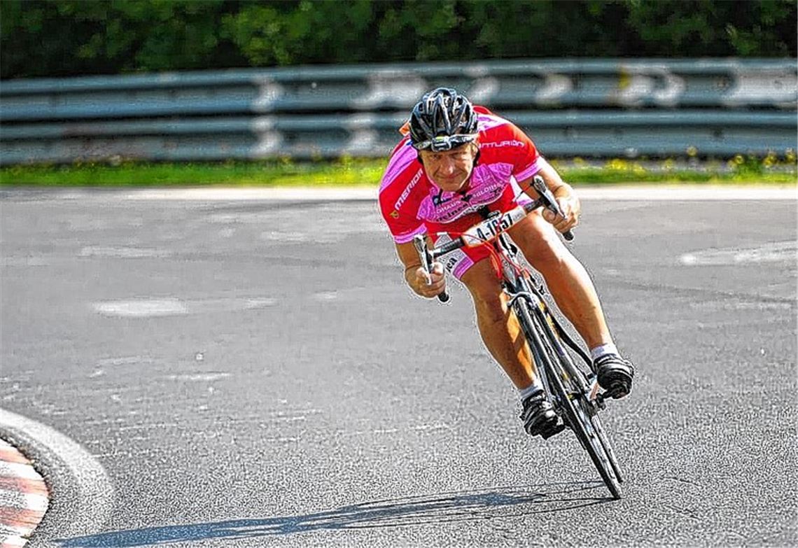 Stramme Waden statt schneller Wagen: Für gewöhnlich rasen auf dem Nürburgring schnelle Flitzer. Am Wochenende sind auf der legendären Nordschleife jedoch die Radfahrer los. Der Wiernsheimer Harald Gabert ist einer der Verrückten, die bei „Rad am Ring“ an ihre Leistungsgrenze gehen. 