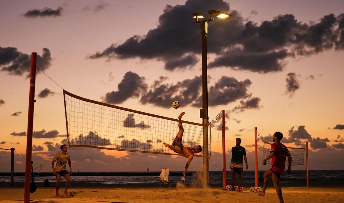 Bilder des Tages Strandbesucher spielen Fußball und Volleyball am Mittelmeer in Tel Aviv.