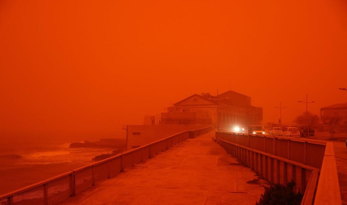 Straße auf Kreta: Autos müssen am Tag mit Licht fahren.