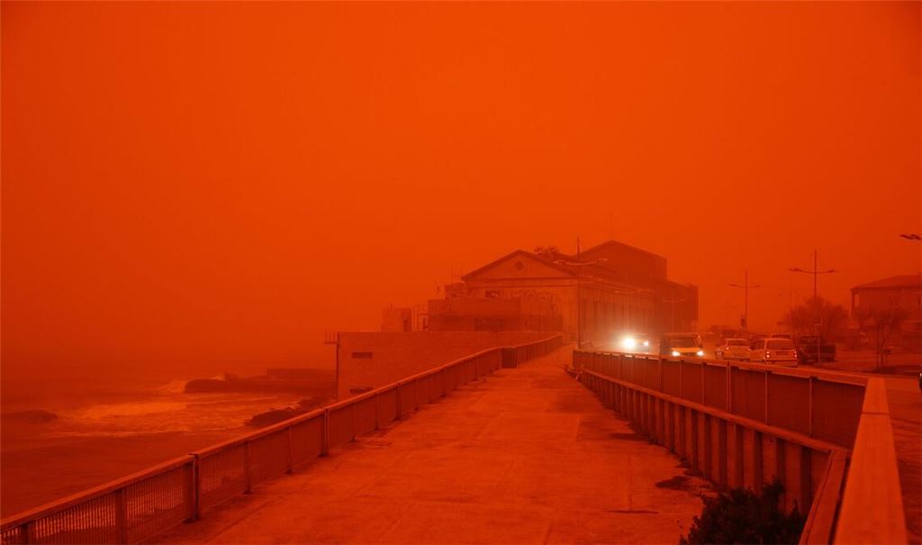 Straße auf Kreta: Autos müssen am Tag mit Licht fahren.