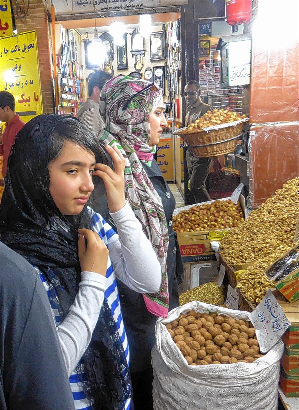 Straßenszene im Iran: Viele Frauen bedecken ihren Kopf nur mit einem Schal.