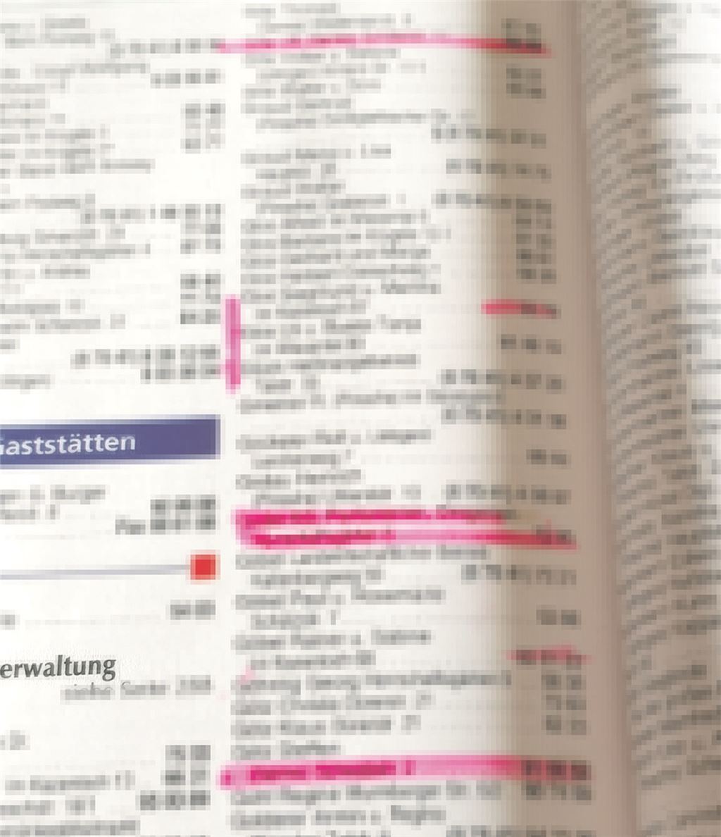 Streichliste im Wiernsheimer Telefonverzeichnis: Die markierten Einträge fehlen in der neuen Ausgabe des Telefonbuchs.privat