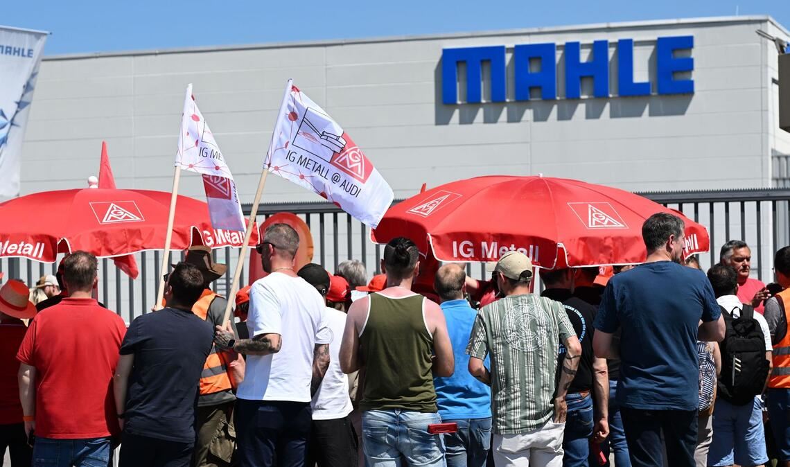 Streikbeginn und Kundgebung vor dem Tor des Mahle-Werks im niederbayerischen Neustadt.